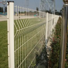优宜达厂区场地折弯桃型柱护栏网详解